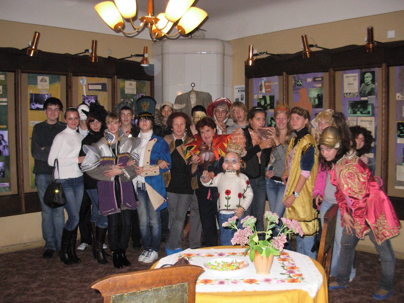 Kesklinna Vene Gümnaasiumi õpilaste koos huvijuhi N.Vilbastega A. Säreva kortermuuseumi külastus. Märts 2009.