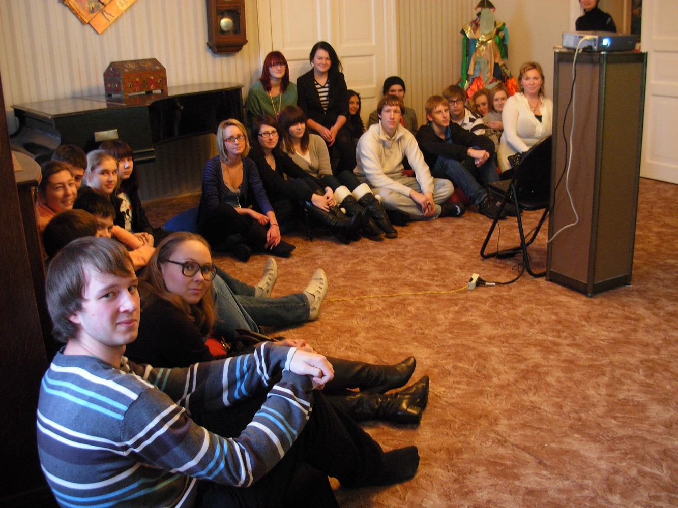Pae Gümnaasiumi õpilaste koos huvijuhu A. Luikoga A. Säreva korterimuuseumi külastus. Märts 2009.