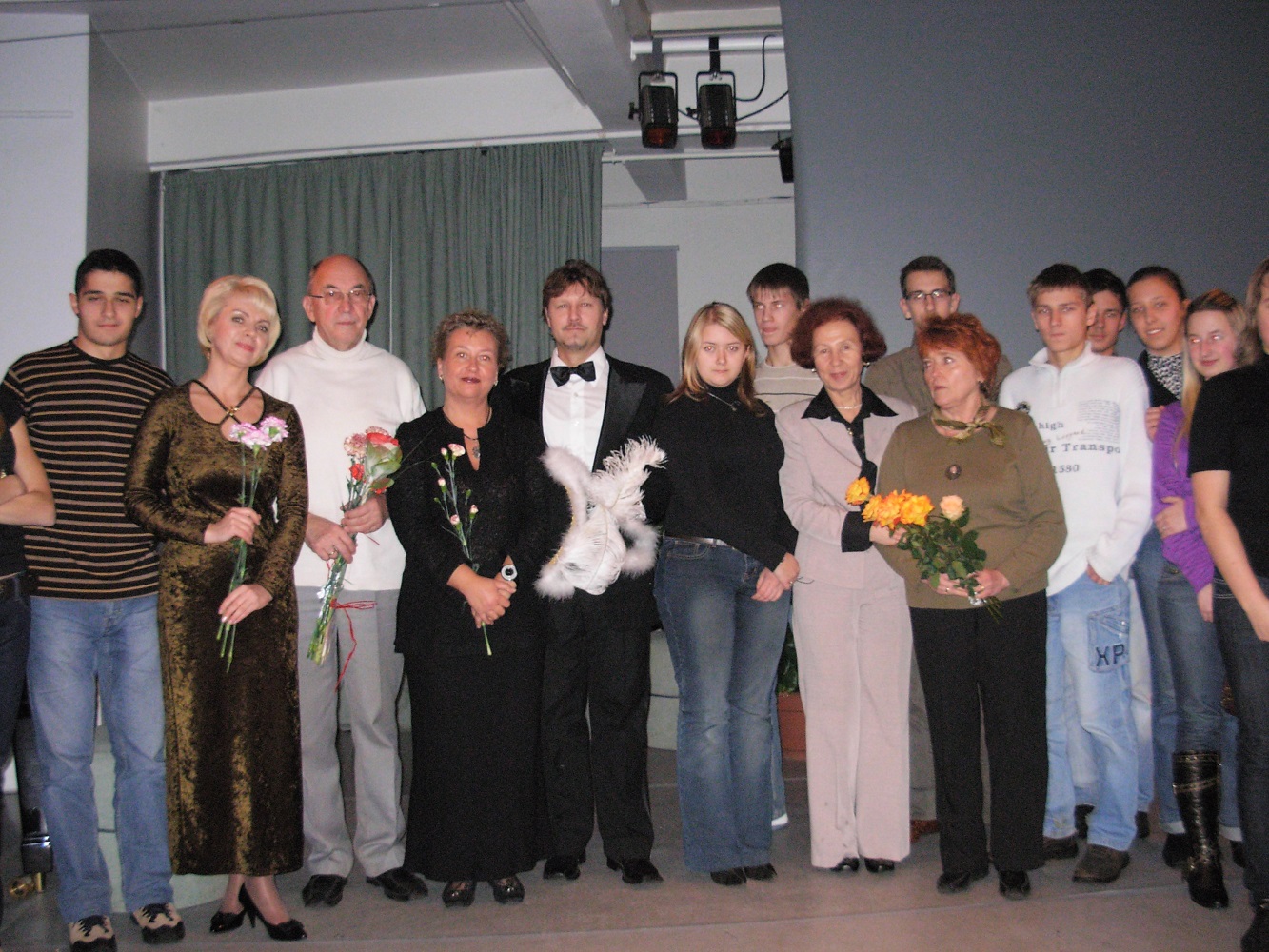 Tuntud ooperilavastaja Arne Miku meistrikursus venekeelsete vanemate klasside õpilastele. Aprill 2009, Rahvusooperi Talveaed.